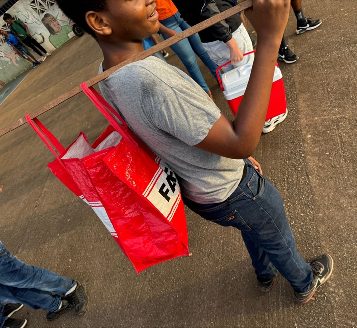 Élève avec sac rouge de marché