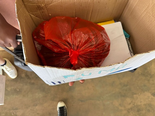 Carton Puma utilisé comme sac