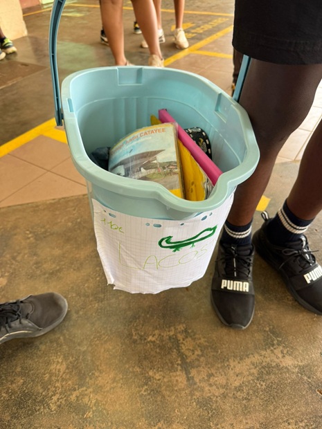 Seau Lacoste contenant les affaires scolaires