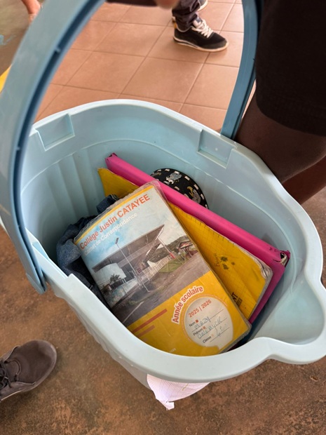 Intérieur du seau avec carnet de correspondance Justin Catayée