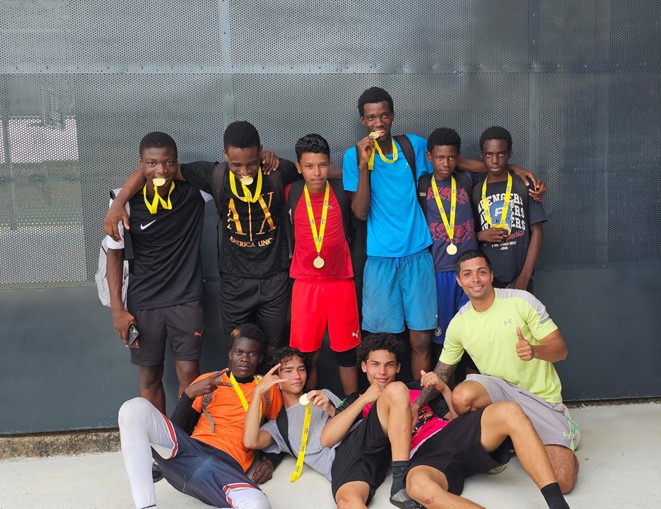 Les champions académiques arborant leurs médailles d'or