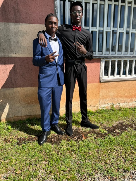 Deux garçons en costume avec nœuds papillon bleu et rouge