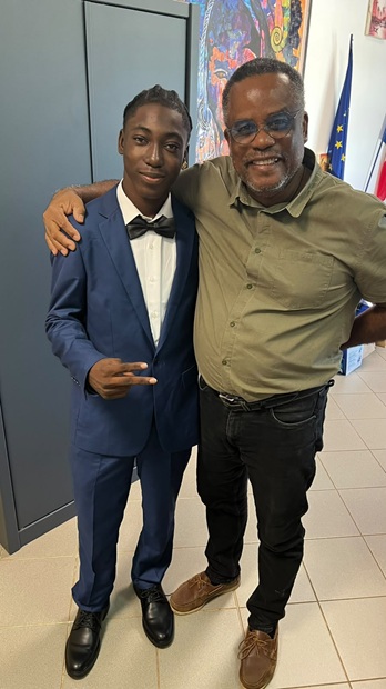 Élève en costume avec le principal du collège