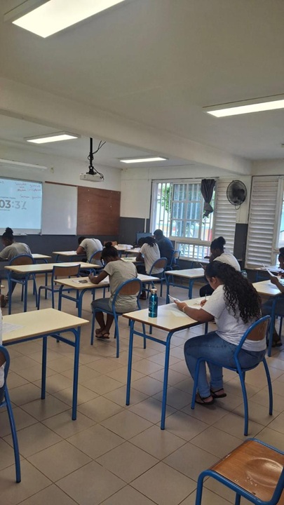 Élèves de 3ème en salle d'examen pendant les épreuves du DNB 2026