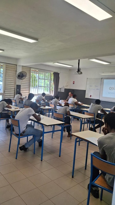 Élèves de 3ème en salle d'examen pendant les épreuves du DNB 2026