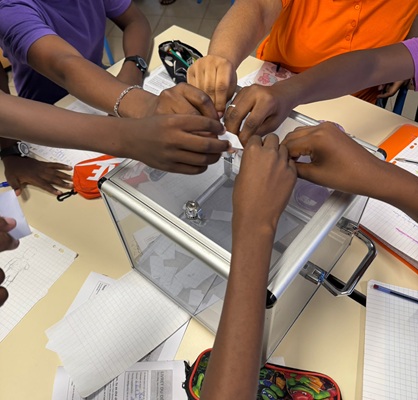 Dépôt des bulletins dans l'urne lors de l'élection au CA