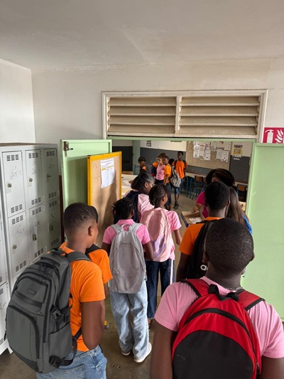 File d'élèves devant le tableau d'affichage