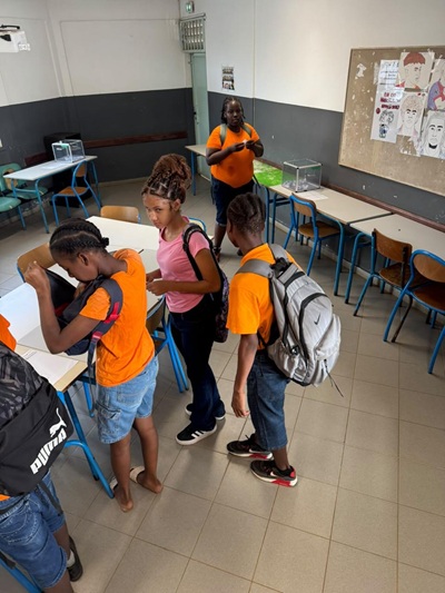 Passage des élèves aux tables de vote