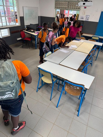 Élèves remplissant leur bulletin 