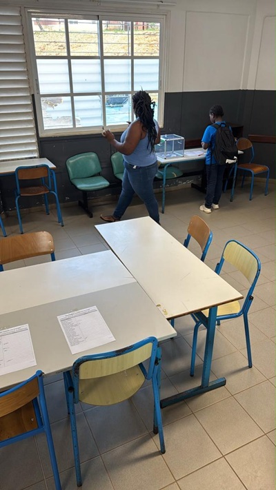 Le bureau de vote et son urne près de la fenêtre