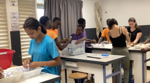 Élèves participant à l'atelier de recyclage de papier