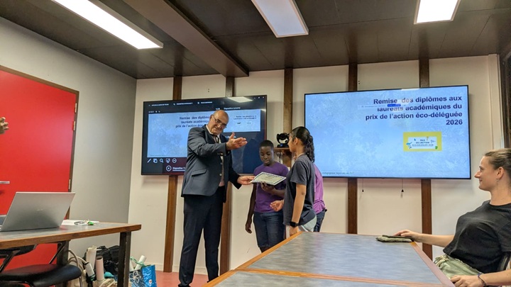 Remise du diplôme par le représentant académique