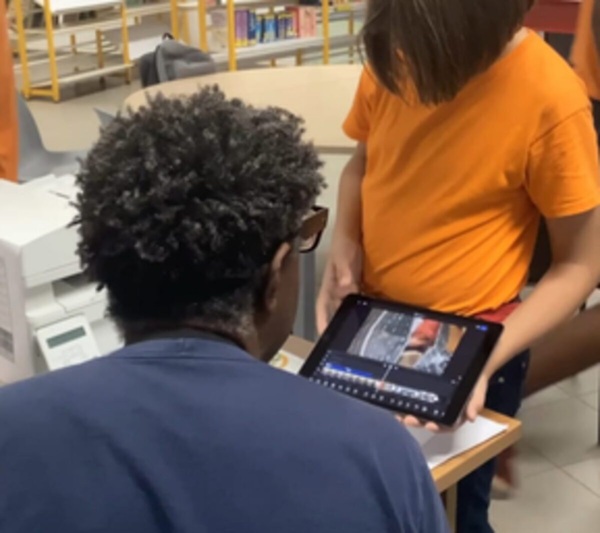 Éco-délégués effectuant le montage vidéo sur tablette