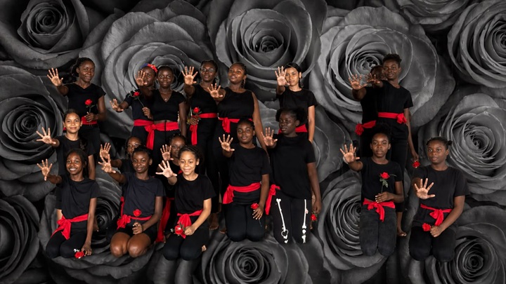 Le groupe de danseuses sur fond de roses